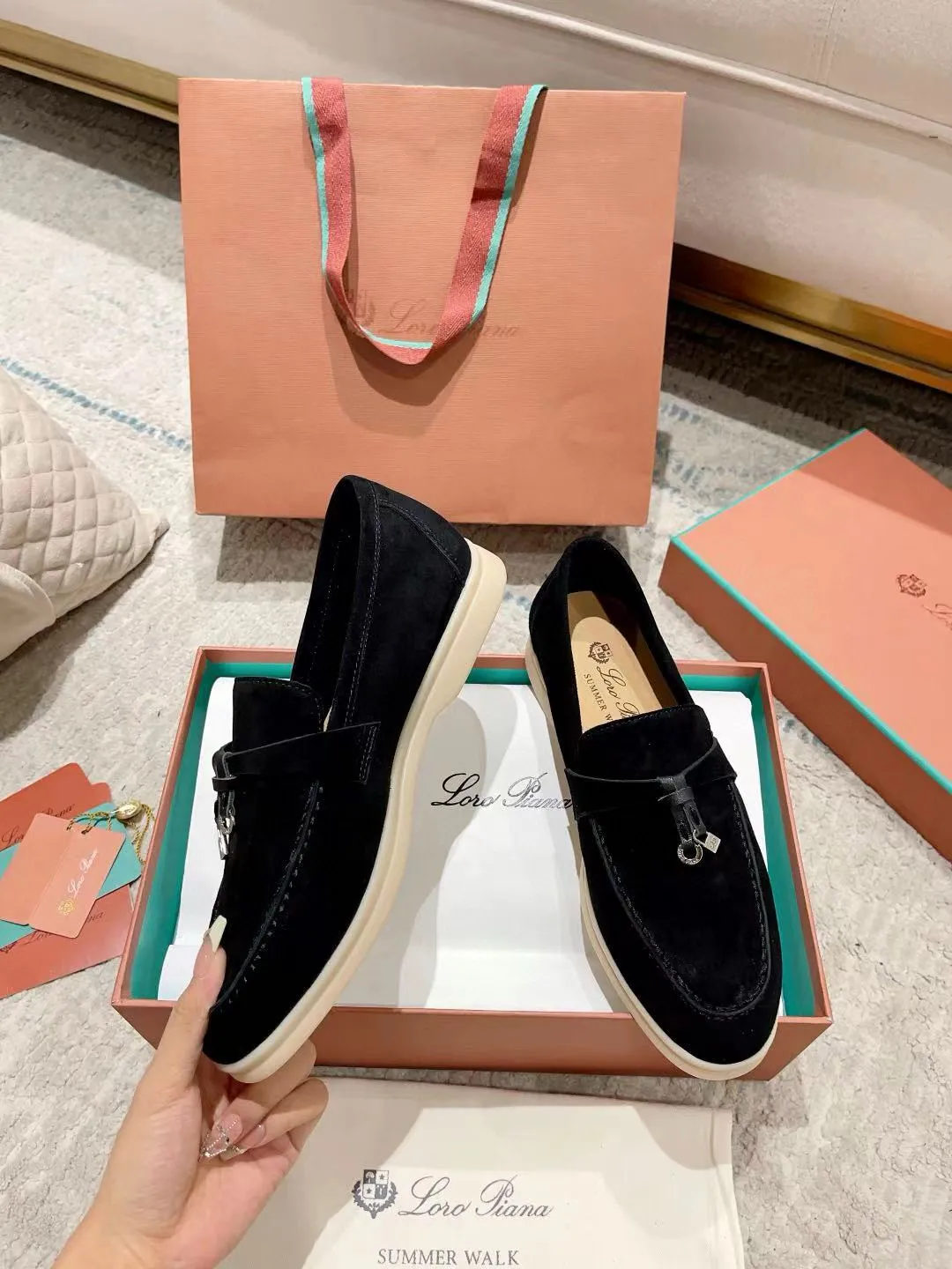Factory price: 520💰4050 new color. Original purchase, 1⃣️: 1⃣️ folded and developed, Loro Piana professional model to try on feet, quality purchase level, flash sale of common products on the market, welcome to compare, original packaging. Fabric: Imported from Italy🐑High mercerized shearling, Lining: Hand-sewn mark thread in water-dyed cowhide imported from Italy🧵, high-end and elegant. Comfortable on the feet. Size: Women's 35-42 (41, 42) customized, non-returnable, men's 38-45 (46, 47, 48) customized, non-refundable. Fashionable boutiques that you can’t miss, a must-have item